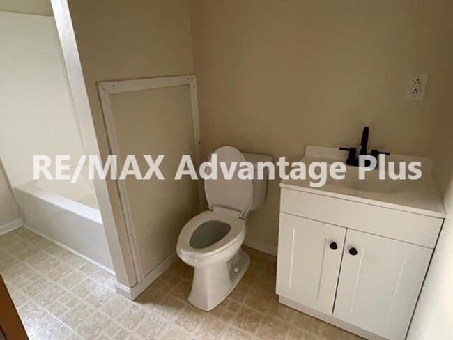 Photo - 208 Front St