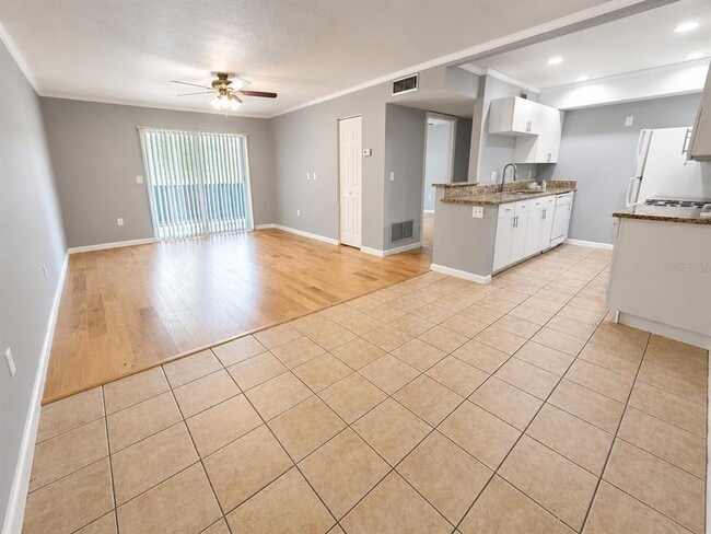 Building Photo - 940 N Lake Destiny Rd Unit G