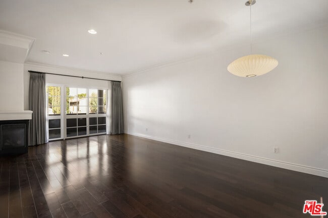 851 N San Vicente Blvd Unit 102