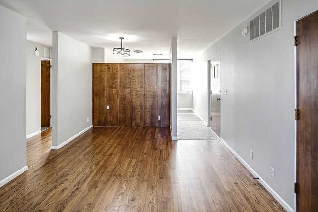 Building Photo - 4817 S 131st St Unit 09