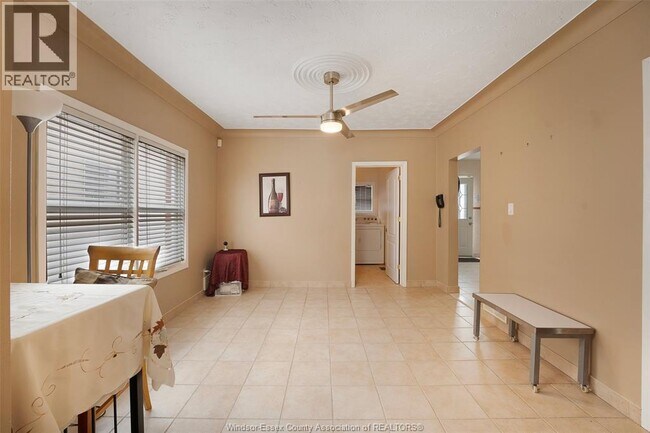 Photo - 907 Gladstone Ave