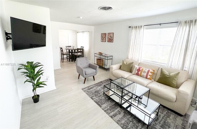 Photo - 1313 NE 118th St