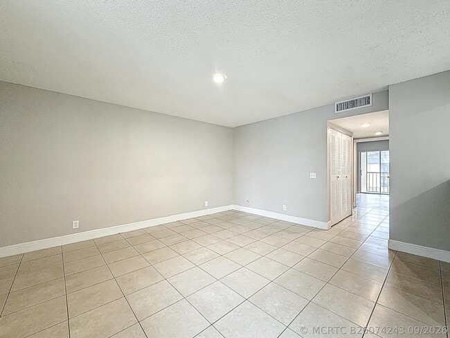Photo - 719 Meadows Cir