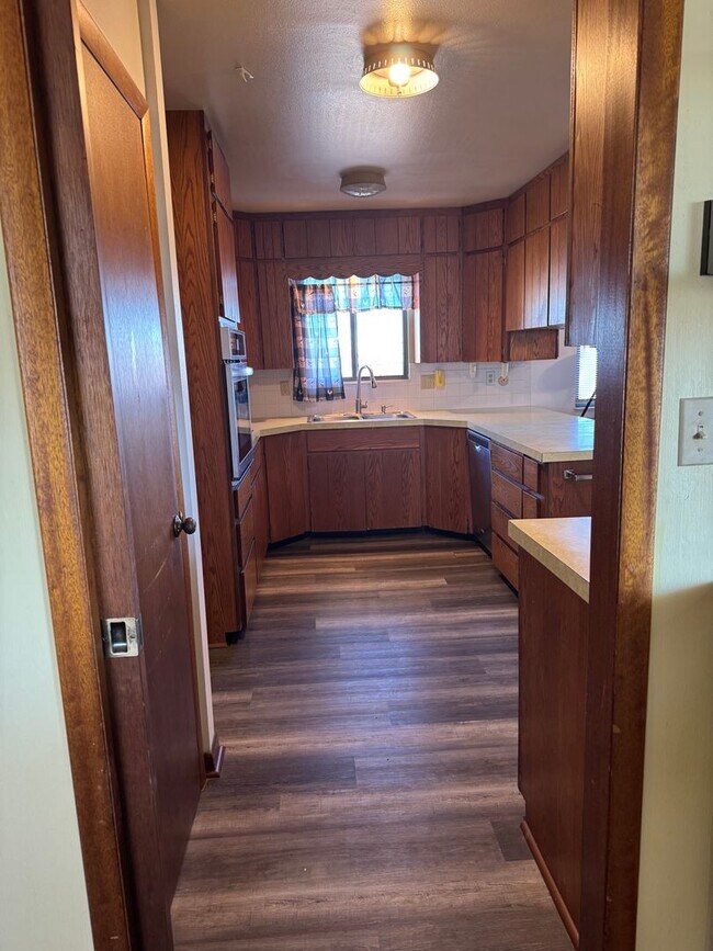 Photo - Country living at its best! Traditional farm house avail NOW