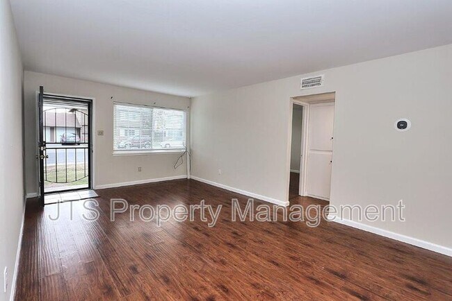 Photo - 2825 Sweet Way