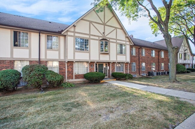 Building Photo - 30220 Southfield Rd Rental