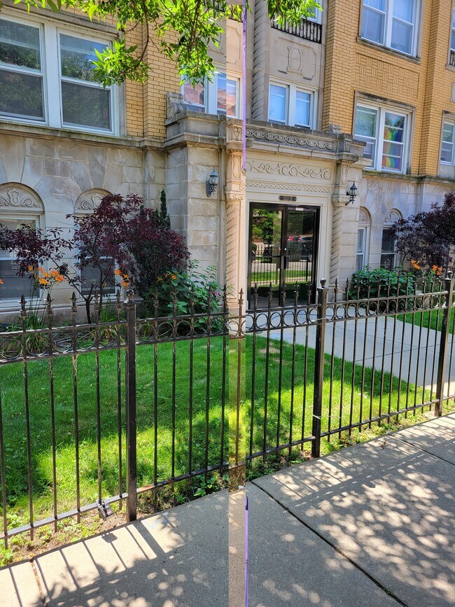 Building Photo - 1333 W Birchwood Ave Unit 100
