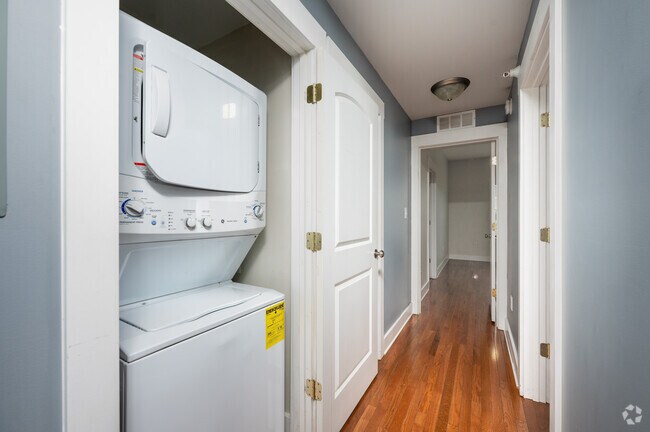 2BR, 2BA - 1,000SF - Laundry - The Bleachers
