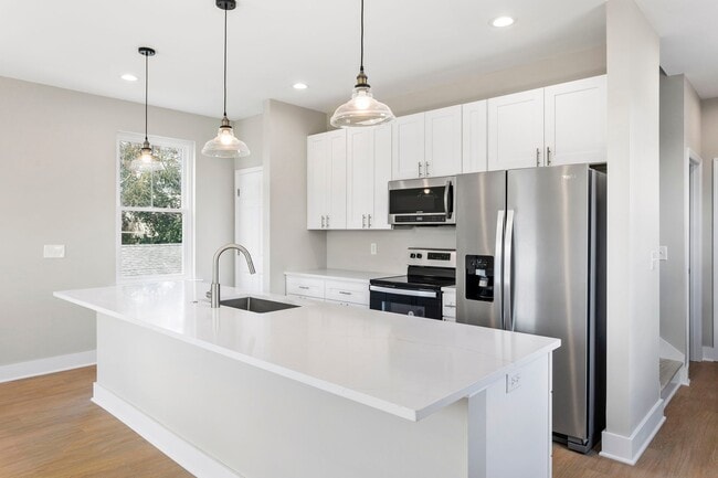 Photo - 2028 Arbutus Ave