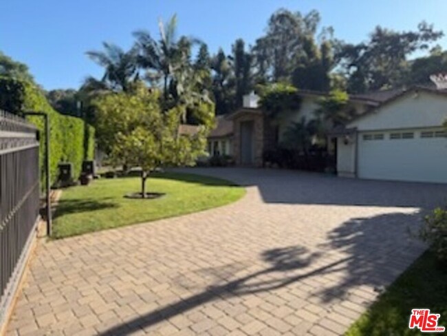Building Photo - 1148 San Ysidro Dr Rental