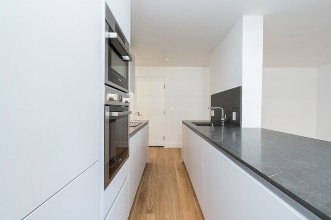 Building Photo - 365 Eglinton Ave E Unit 106