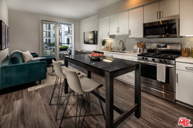 Photo - 687 S Hobart Blvd Unidad 354