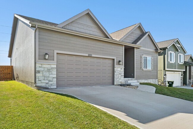 Photo - Stunning Modern Ranch for Rent near Lake F...