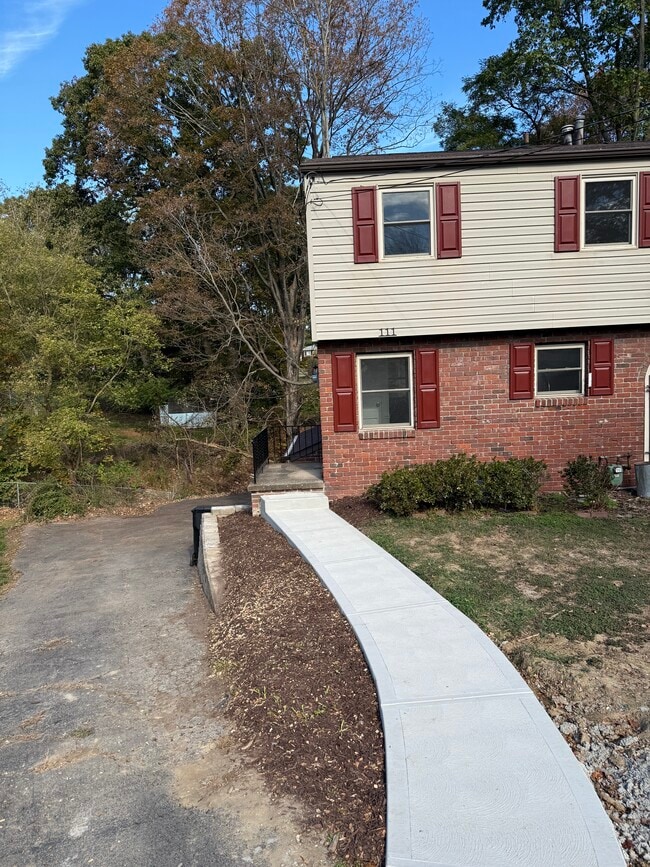 Building Photo - 111 Roberts Dr