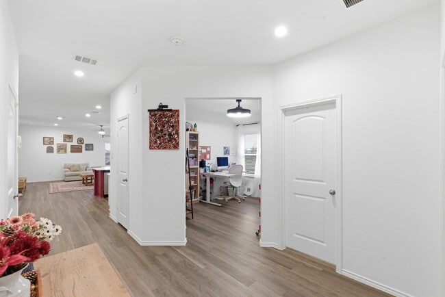 Photo - 322 Coral Drift Ct