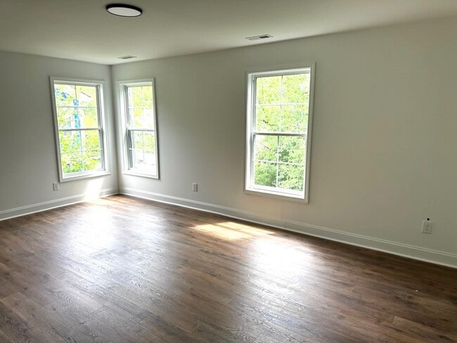 Photo - 427 Lakeland St