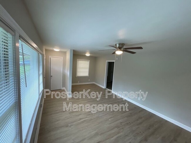Photo - 4555 Hillpine Rd