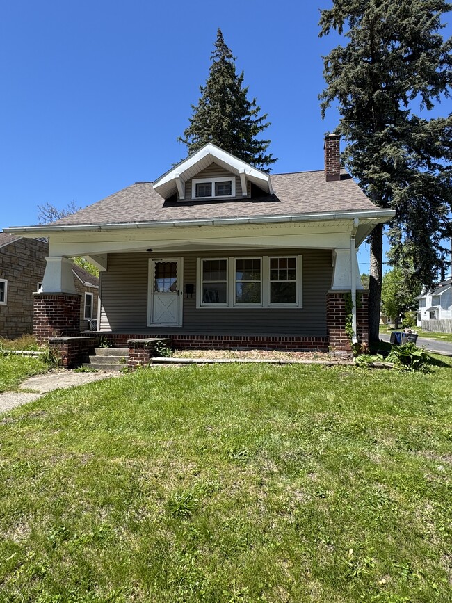 Building Photo - 702 Colima Dr