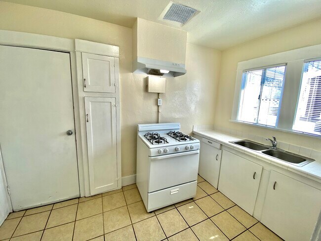 Photo - 1032 W 1st St