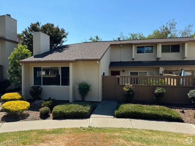 Building Photo - Beautiful two story townhome in Sunset Par...