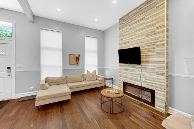 Photo - 2123 W Adams St