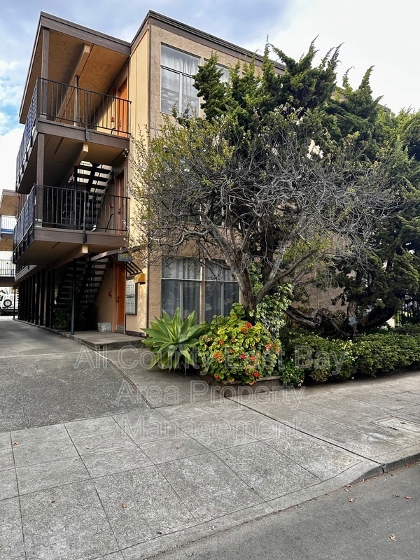 Building Photo - 2131 Blake St Unit 7