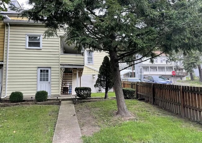 Photo - 1400 Main St