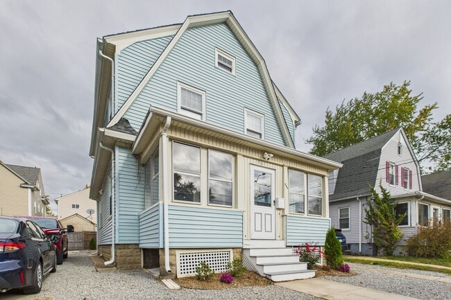 Building Photo - 263 Narragansett St