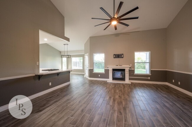 Photo - North West Fresno Modern/Updated Home, 3BR/2BA, Built 2004 - Lots of Amenities!