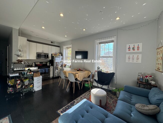 Building Photo - 998 Tremont St Unit 2