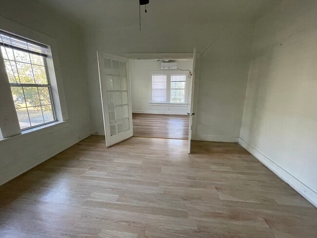 1623 N Interstate 35