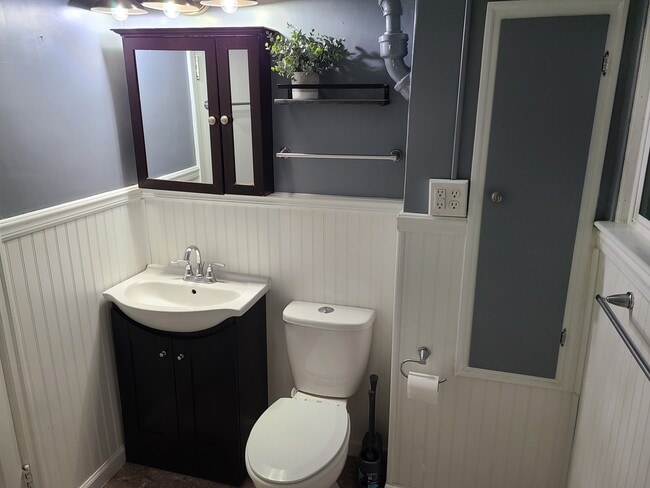 Baño - 505 Clark Ave Unidad Cozy Clark Apt