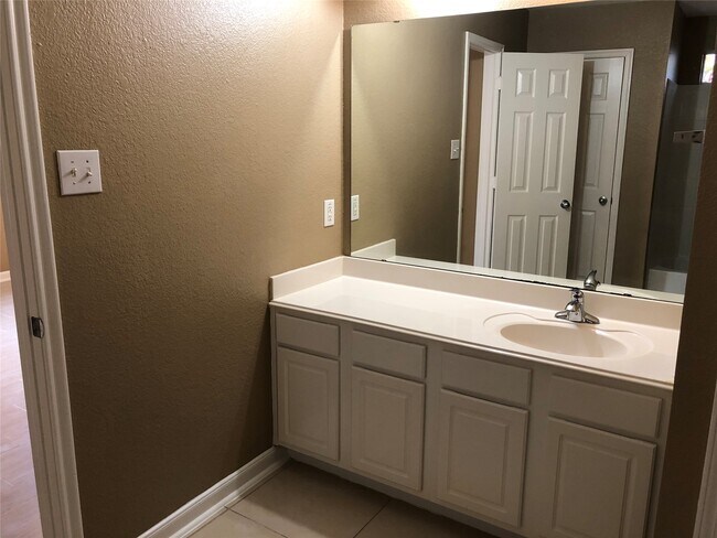 Photo - 19615 Hollington Dr