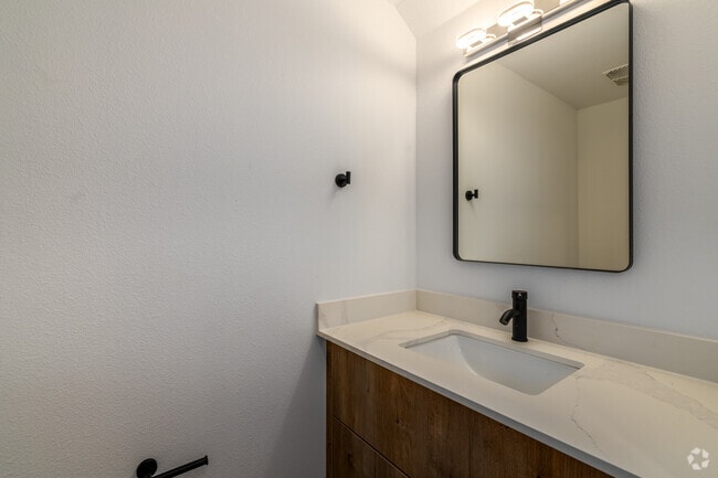 1 habitación, 1,5 baños, 890 pies cuadrados, medio baño