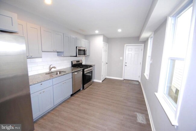 Photo - 229 E Broad St