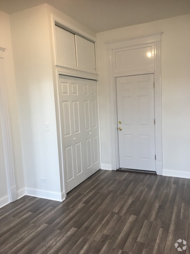 Building Photo - 2227 W 19th St Unit 1st rear front building Rental