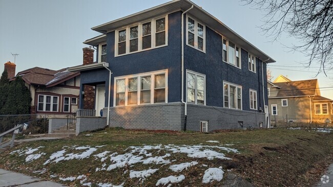 Building Photo - 2700 Irving Ave N Unit 2702 Rental