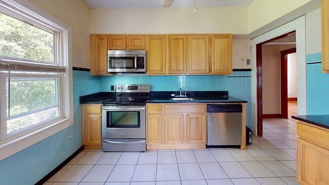 Building Photo - 48 Oak St Unit 2