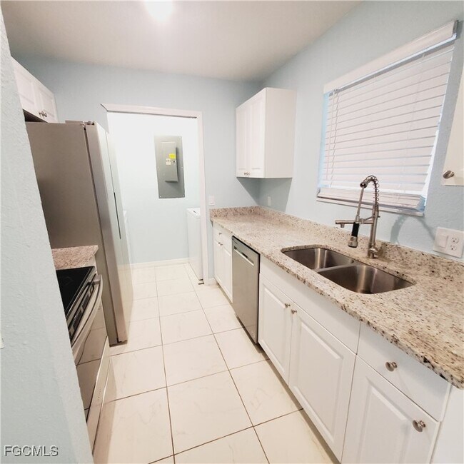 Photo - 2435 Lola Ave