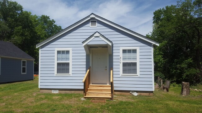Building Photo - Cozy ~  2-bedroom, 1-bathroom house