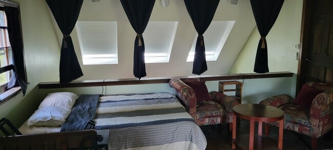 Preciosa habitación tipo loft de 15x15 con tragaluces. $1500/mes