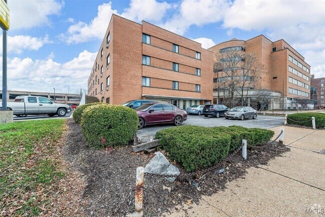 Building Photo - 4020 Lindell Blvd Rental