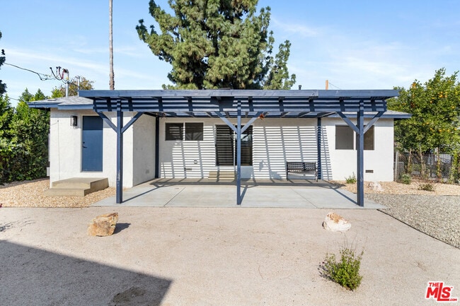 Photo - 15836 Chatsworth St