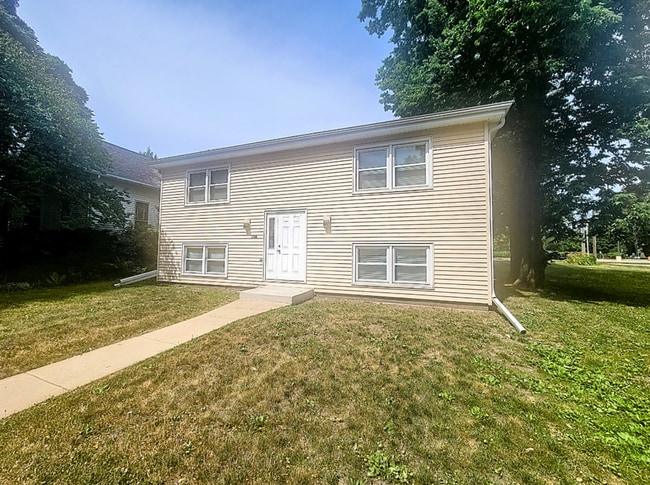 Building Photo - 1106 N Mclean St Unit 1