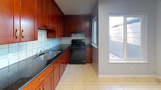 Photo - 2010 Judah St
