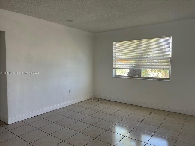 Building Photo - 16118 NE 21st Ave Unit 14 Rental