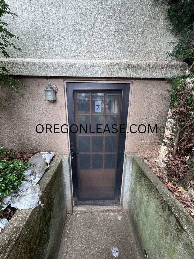 Building Photo - One bedroom downtown Eugene Apartment Unit 1223 Ferry st #7