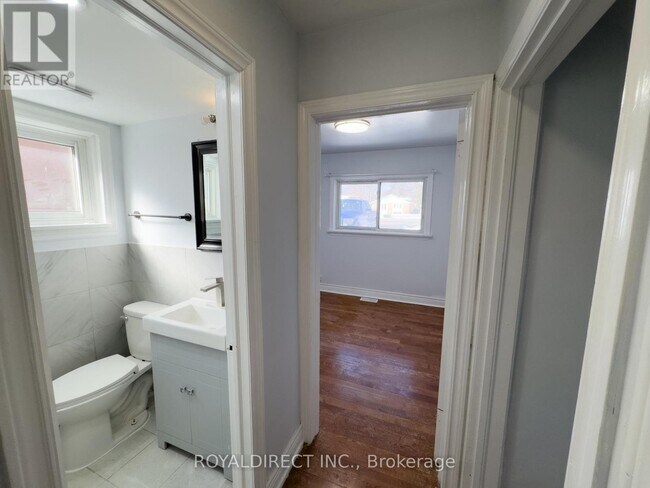 Photo - 3261 Lawrence Ave E