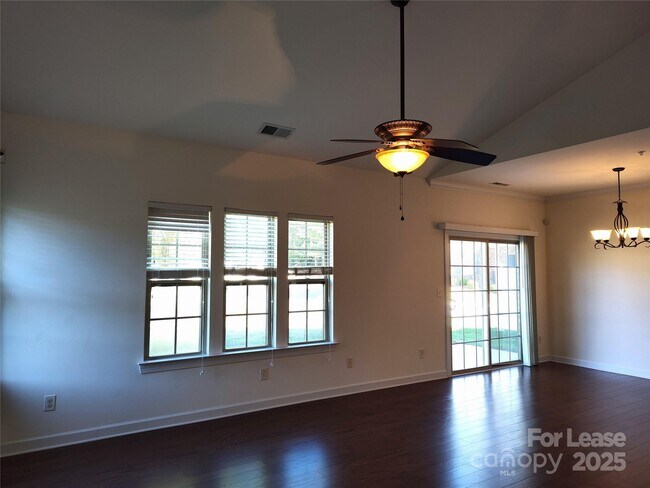 Photo - 14616 Juventus St