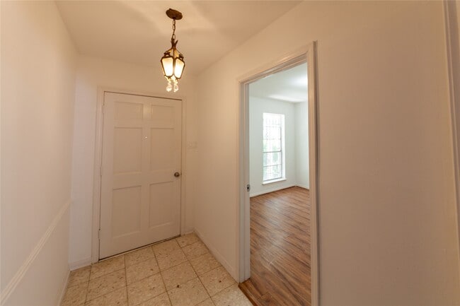 Photo - 8826 Roos Rd